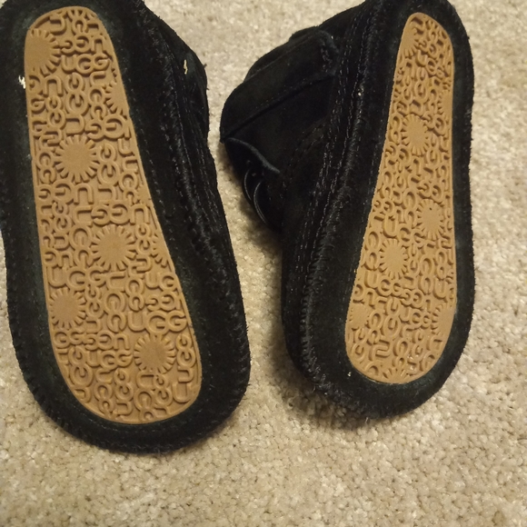 Winter Gear!!   Black Suede Ugg size 4 1/2 toddler - Picture 2 of 2